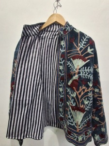 เสื้อแจ็คเก็ตกำมะหยี่สไตล์ซูซานีแบบวินเทจ  รักษ์โลก สำหรับฤดูหนาว  งานแฮนด์เมด ปักลาย  เสื้อคลุมสำหรับเทศกาล  เสื้อคลุมโบฮีเมียน  เสื้อคลุมกิโมโน - Product Image 1