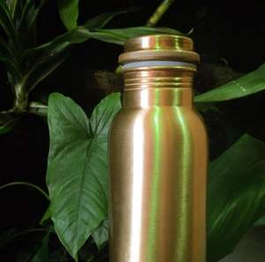 Botella de cobre para una rutina saludable de consumo de agua, solución natural para la hidratación diaria en casa u oficina. - Product Image 4