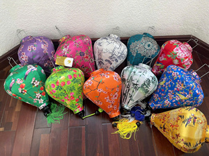 Linterna de Seda Hoi An en Tonos Verdes, Forma de Ajo, con Patrón Floral de Grulla de Bambú, Linterna Colgante Impermeable en Tonos Azules - Product Image 6