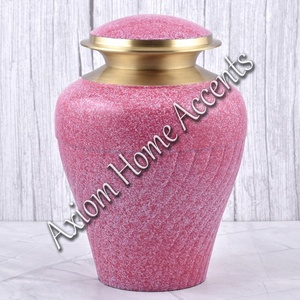 Urna de cenizas de latón clásico con patrones florales decorativos perfectos para funerales y memoriales de Axiom Home Accents - Product Image 4
