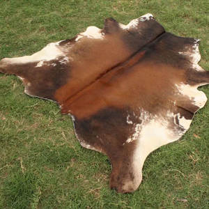 Tapis en cuir de vache naturel de qualité supérieure, véritable peau de vache, tapis en cuir pour la décoration de la maison, tapis en cuir de vache fait main - Product Image 1