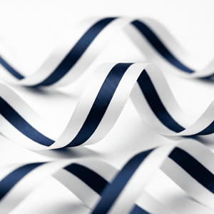 ริบบิ้นผ้าซาตินสีขาวขนาด 25 มม. ลายทางตรงกลางสีกรมท่า สำหรับห่อของขวัญ การ์ดเชิญ บรรจุภัณฑ์ตกแต่ง และจัดดอกไม้ ขายส่ง - Product Image 1