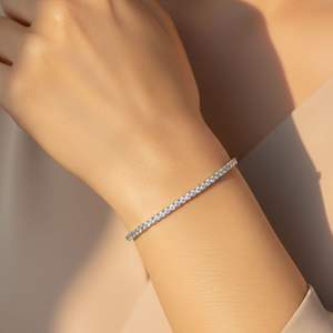 Pulsera de Diamantes con Corte Brillante Redondo de 4.36 CTW, Engastados en Puntas, en Oro de 9K - Product Image 6