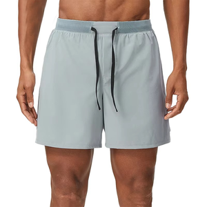 Short de sport gris moderne pour homme, séchage rapide, tissu performant, taille élastique, cordon de serrage noir, entraînement, gym, course à pied, léger, personnalisable - Product Image 4