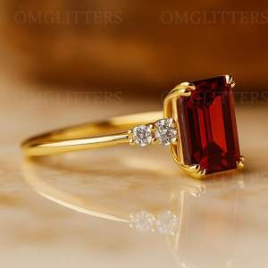 แหวนมอสซาไนต์ทรงเหลี่ยมสีแดงโกเมนสำหรับผู้หญิง เงินแท้ 925 ชุบโรเดียม เหมาะสำหรับเป็นของขวัญขอแต่งงานสำหรับเจ้าสาว - Product Image 3