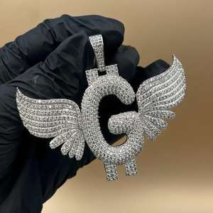 Colgante con forma de G alado de Plata de ley 925 bañado en rodio con Moissanita de corte brillante redondo, estilo Hip Hop, unisex - Product Image 2