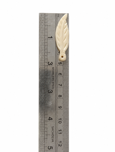 Colgante de Pluma de Hueso Tallado a Mano, Amuleto de Pluma de Hueso Natural, Joyería Tribal Hecha a Mano - Product Image 1