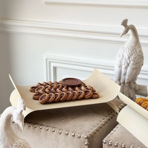 Bandeja Rectangular Curva de Estilo Moderno Elegante bandeja metálica para exhibir postres y pasteles, ideal para catering de lujo y buffets de bodas - Product Image 3