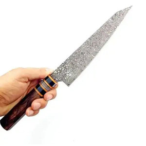 Cuchillo de chef de acero de Damasco con mango de madera y detalles naranjas - Product Image 2