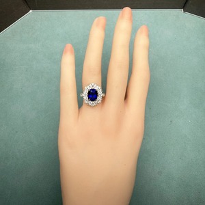 Bague de cocktail saphir pour femme, diamant taille coussin, sertissage halo à griffes, bijoux de luxe raffinés - Product Image 2