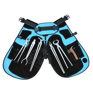 Kit d'outils de ferrage pour fermeurs avec écarteur de sabots, pince à sabots, cisaille à sabots, outil de retrait de clous, tablier de protection et coupe-clous en acier inoxydable - Product Image 1