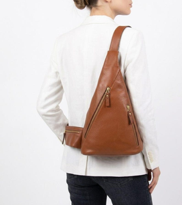 Sac de poitrine en cuir véritable marron camel d'inspiration vintage pour femme, sac à bandoulière avec fermetures éclair durables et ajustement réglable - Product Image 5