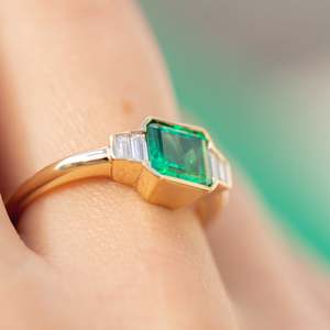Anillo de compromiso clásico geométrico de oro macizo de 14 quilates para mujer con gema de corte esmeralda y diamantes baguette engastados en bisel - Product Image 5