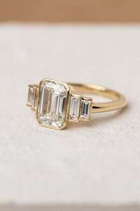 Anillo Moderno de Cinco Piedras con Diamante Corte Esmeralda de 1.50CT Cultivado en Laboratorio con Oro Amarillo de 14K, Regalo de Lujo para Propuesta de Matrimonio para Enamorados - Product Image 3