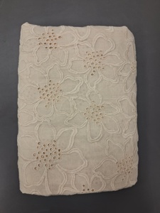 Tissu en coton blanc de qualité supérieure avec broderie Schiffli - Motifs floraux et ajourés pour ensembles coordonnés et robes - Product Image 2