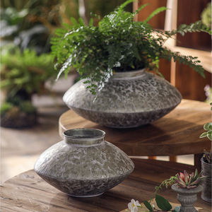 Vase à fleurs vintage en métal style côtier, pot de fleurs rustique texturé, décoration de jardin vieillie, centre de table en fer antique pour ferme - Product Image 1