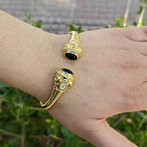 Pulsera de ónix negro chapada en oro con detalles de ópalo y circonita, ajustable, de latón macizo, estilo brazalete, para damas, a precio de fábrica. - Product Image 4