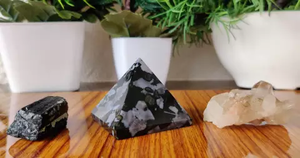 Pirámide de Piedra Preciosa Natural Tallada, Triángulo de Cristal, Adorno Mineral para Meditación y Decoración del Hogar - Product Image 2
