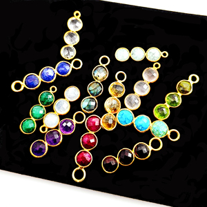 Colgantes de tres piedras de nacimiento con corte briolette redondo, chapados en oro de 14K sobre plata de ley 925, engastados en bisel de 6mm, modernos y hechos a mano. - Product Image 4