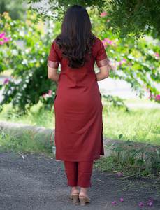 Ensemble Kurta en soie artificielle tissée marron pour femmes avec pantalon et dupatta |   Vêtements ethniques traditionnels et festifs - Product Image 4