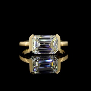 Bague de fiançailles en or jaune massif 14 carats avec diamant de laboratoire certifié IGI taille émeraude 3 carats serti clos, bijoux fins - Product Image 1