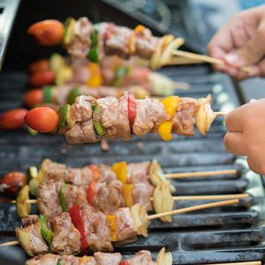 Brochettes en bambou naturelles pointues, très demandées, pour kebab, viande, poulet, fruits de mer, grillades et service alimentaire - Product Image 2