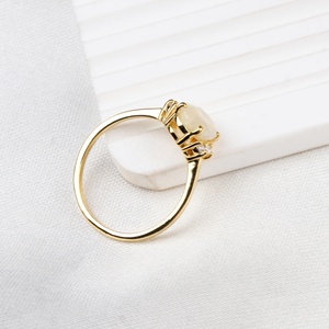 แหวนเงินแท้ 925 ชุบทองคำขาว ประดับโอปอลไฟร์รูปไข่ธรรมชาติและเพชร CZ จาก Memoria Jewels ขายส่ง - Product Image 6