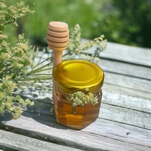 Favors en forme de pot de miel : mini-pots en verre avec cuillères en bois et décor floral - Product Image 3