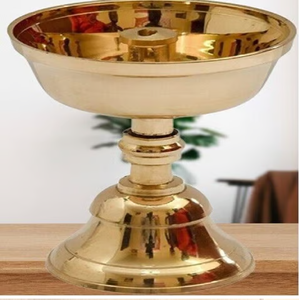 Paire de diyas sacrés en laiton, ornés d'emblèmes Shankh et Chakra, montés sur des socles sculptés, disponibles à prix de gros. - Product Image 2