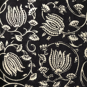 Tela de Algodón Estampada a Mano al por Mayor – Tela de Algodón India con Diseño Floral en Blanco y Negro para Prendas de Vestir, Proveedor Textil - Product Image 1