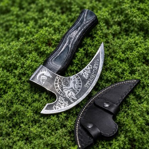 Hacha Vikinga Hecha a Mano de Acero con Hoja Grabada y Funda de Cuero para Supervivencia - Product Image 1