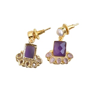 Pendientes de latón al por mayor con amatista y perlas de agua dulce, chapados en oro de 18 quilates, joyería clásica y moderna para exportación a granel. - Product Image 5