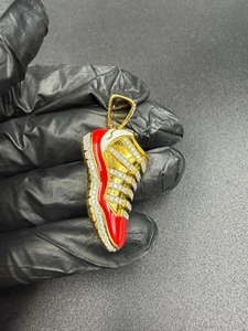Colgante de zapatilla deportiva chapado en plata 925 roja con detalles de diamantes, estilo hip-hop, joyería unisex. - Product Image 6