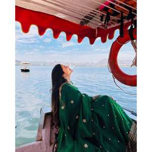 Robe de soirée coupe A-line à taille empire avec pantalon et dupatta en tissu organza, ornée de broderies de fils et de sequins - Product Image 4