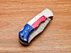 Couteau de poche pliant artisanal en acier Damas avec verrouillage arrière, manche en os rouge, blanc et bleu, étui en cuir et poussoir en acier - Product Image 2