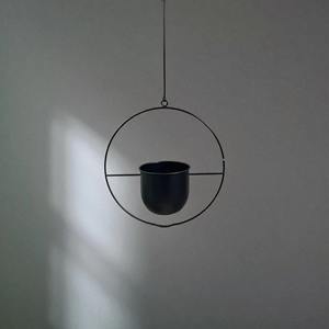 Jardinière suspendue en métal de style moderne, idéale pour une utilisation intérieure et extérieure, pour jardin, balcon, couloir et décoration intérieure, provenant d'Inde. - Product Image 3