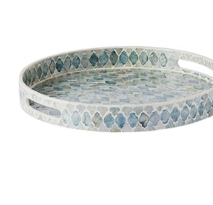 Bandeja redonda de nácar gris suave con diseño decorativo de rombos y asas con recortes para una fácil manipulación. - Product Image 2