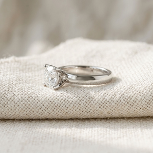 Bague de fiançailles en or blanc 14 carats avec diamant de laboratoire, alliance solitaire, certifiée IGI, taille brillant rond, bague fine pour femme - Product Image 2