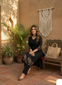 Kurti / Kurta en tissu de soie mousseline premium lourd, couleur noire, style col en V, prêt à l'exportation, pour usage professionnel et événements culturels. - Product Image 3