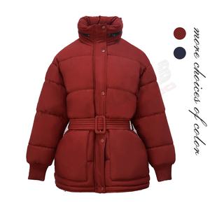 Chaqueta acolchada con cinturón de algodón con cuello alto para mujer y bolsillos cómoda y calentada para el invierno - Product Image 1