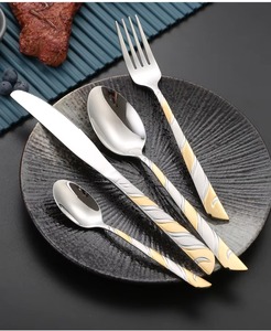 ชุดช้อนส้อมสแตนเลสที่ได้รับความนิยมสูงสุด พร้อมด้ามจับสองสี เหมาะสำหรับรับประทานอาหารที่บ้าน ร้านอาหาร โรงแรม และบริการจัดเลี้ยง - Product Image 4