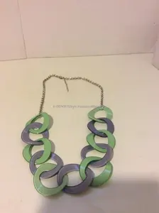 Collar de eslabones de resina multicolor con accesorios de joyería de forma de corte ovalado - Product Image 2