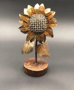 Sculpture de tournesol en métal rouillé, décoration intérieure, fleur en fil métallique soudé à la main, idéale pour l'intérieur du bureau et comme pièce d'art de jardin - Product Image 1