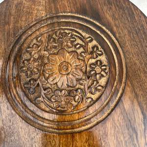 Table en bois à trois pieds, une table basse ronde moderne et une table d'appoint pour petits espaces, avec pilier, livres et magazines en bois - Product Image 3