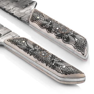 Cuchillo de Caza de Hoja Fija de Acero de Damasco Personalizado - 19 cm de Largo - Grado Industrial - Mango de Hueso de Camello con Grabado Láser - Huginn y Muninn - Product Image 5