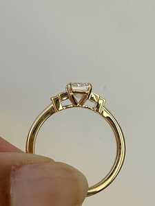 Bagues de fiançailles en diamant de laboratoire taille émeraude 2,50 carats, or massif 14K 18K, avec accents baguette, style Art Déco, vente en gros, prix d'usine - Product Image 3