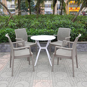 Silla de plástico beige de malla cuadrada moldeada con reposabrazos - Una silla de plástico moderna para un noche de jardín - Product Image 1