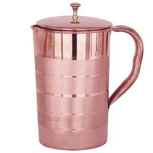 Pichet en cuivre martelé avec bec évasé, poignée courbée, corps étroit et haut, vaisselle artisanale traditionnelle élégante - Product Image 6
