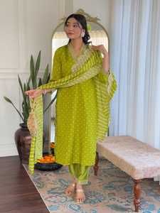 Ensemble Kurti vert perroquet pour femme, pantalon droit en viscose Chanderi de qualité supérieure et dupatta à imprimé numérique - Product Image 6