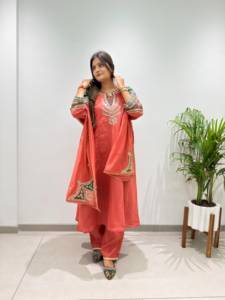 Conjunto de diseñador con diseño de codificación de patrones y bordado, top de Mul Chanderi con pantalón Plazzo y Dupatta, completamente cosido y listo para usar. - Product Image 3